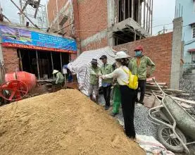 Kinh nghiệm xây nhà trong hẻm nhỏ (<3m) tại Sài Gòn: Giải bài toán Vận chuyển & Chi phí