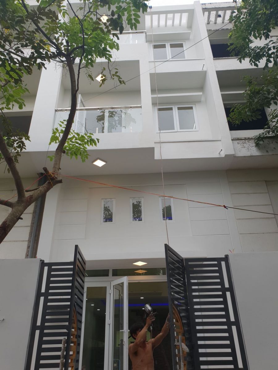 Mặt tiền dự án sau khi hoàn thiện. Công nhân thi công hoàn thiện phần cửa