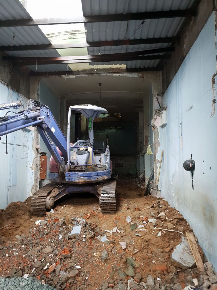 Giai đoạn thi công đập phá, tháo dỡ hiện trạng các hạng mục cần cải tạo