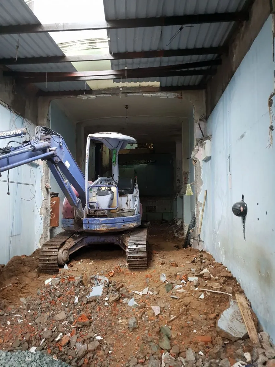 Giai đoạn thi c&ocirc;ng đập ph&aacute;, th&aacute;o dỡ hiện trạng c&aacute;c hạng mục&nbsp;cần cải tạo