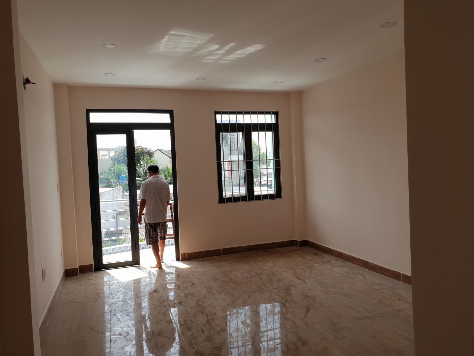 Chủ nhà tiến hành nghiệm thu dự án sửa nhà trọn gói