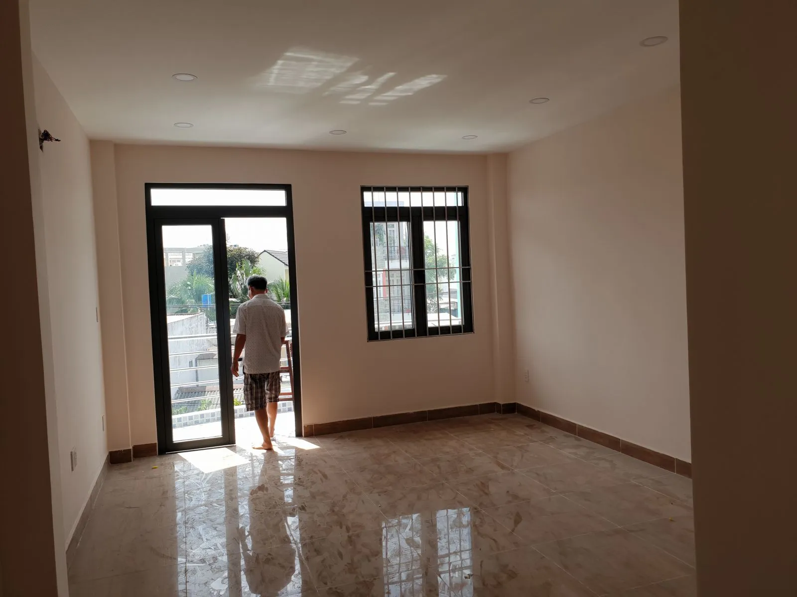 Chủ nh&agrave; tiến h&agrave;nh nghiệm thu dự &aacute;n sửa nh&agrave; trọn g&oacute;i