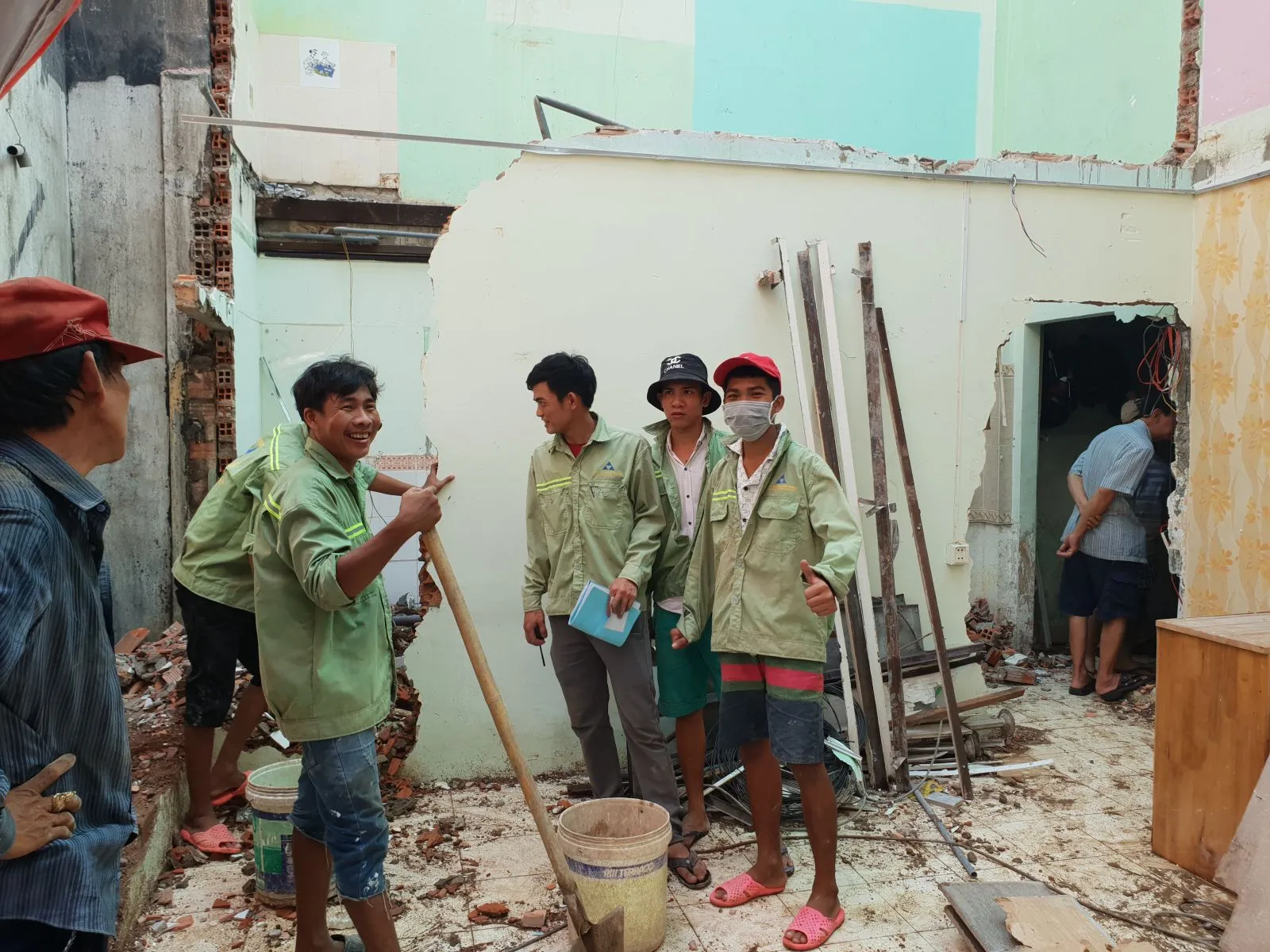 Giai đoạn thi c&ocirc;ng đập ph&aacute; hiện trạng cũ