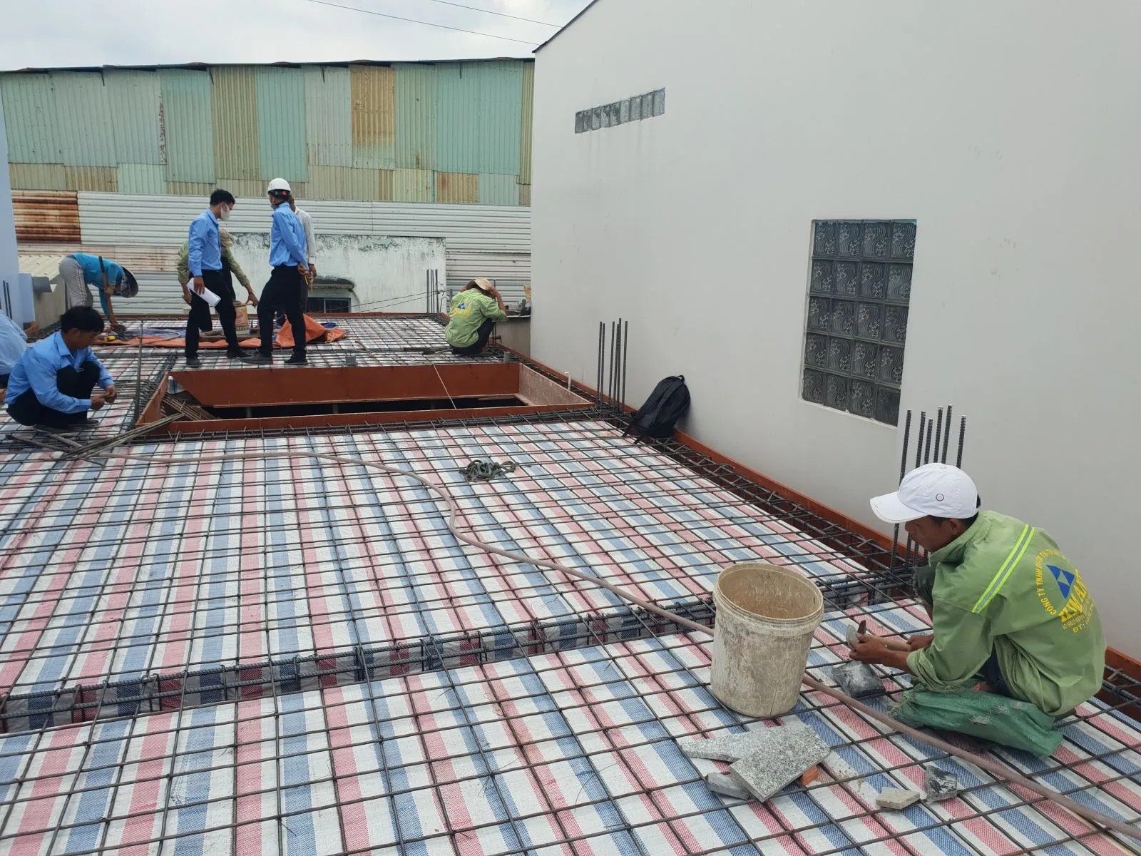 Giai đoạn thi c&ocirc;ng s&agrave;n lầu 2 nh&agrave; phố Quận 11