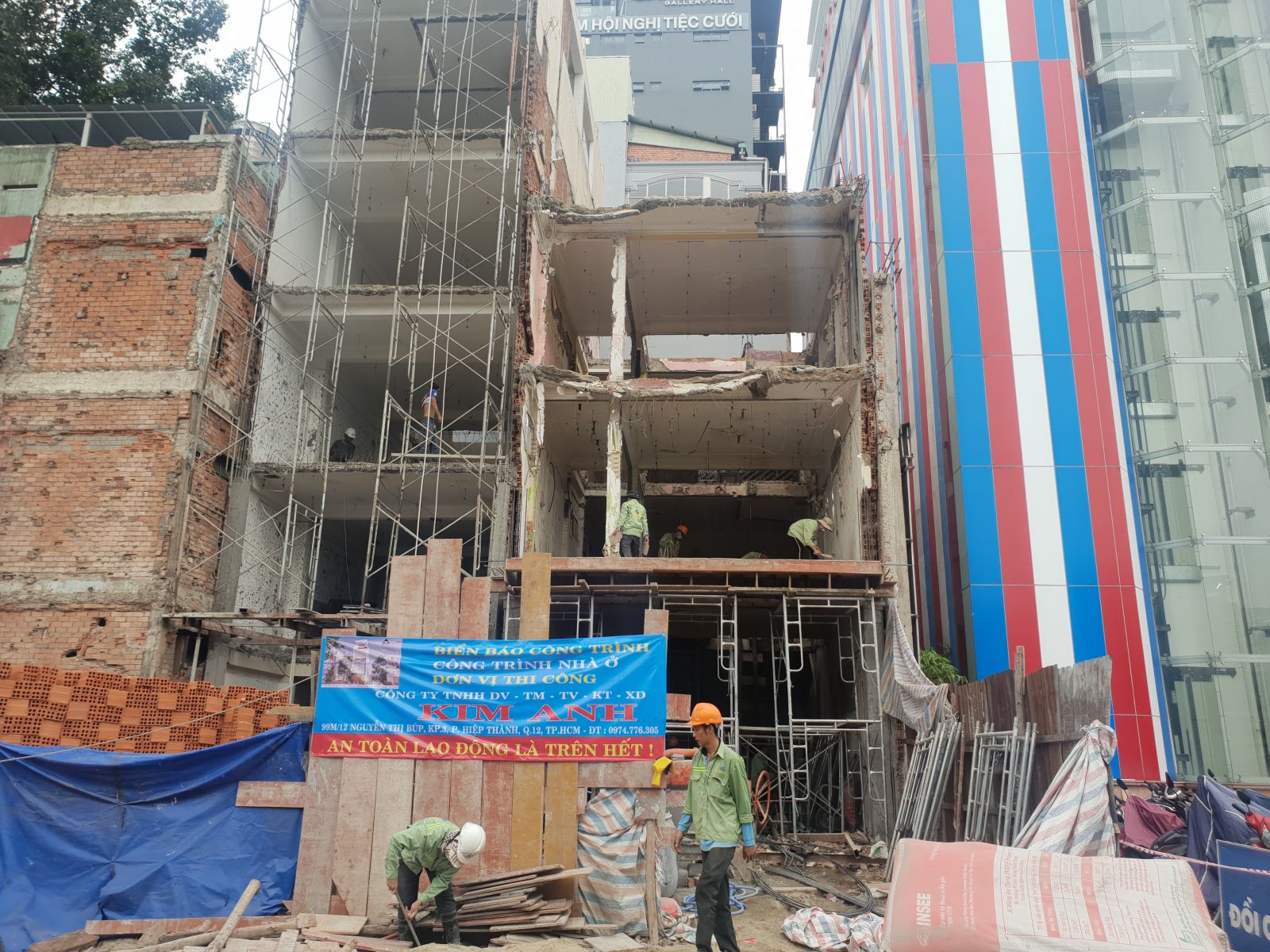 Giai đoạn thi công đập phá, tháo dỡ hạng mục cần sửa chữa, cải tạo