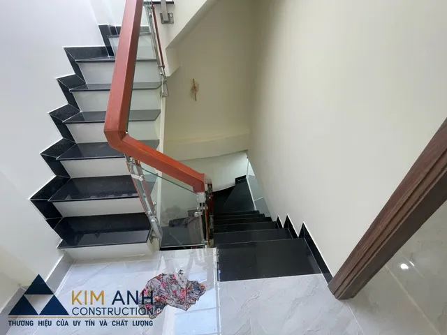 Cầu thang với lan can k&iacute;nh hiện đại nh&agrave; phố trọn g&oacute;i Quận T&acirc;n B&igrave;nh - xaydungkimanh.com