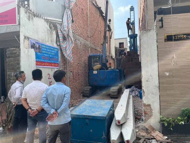 C&ocirc;ng t&aacute;c &eacute;p cọc b&ecirc; t&ocirc;ng đảm bảo độ s&acirc;u v&agrave; tải trọng thiết kế nh&agrave; phố Ph&uacute; Nhuận