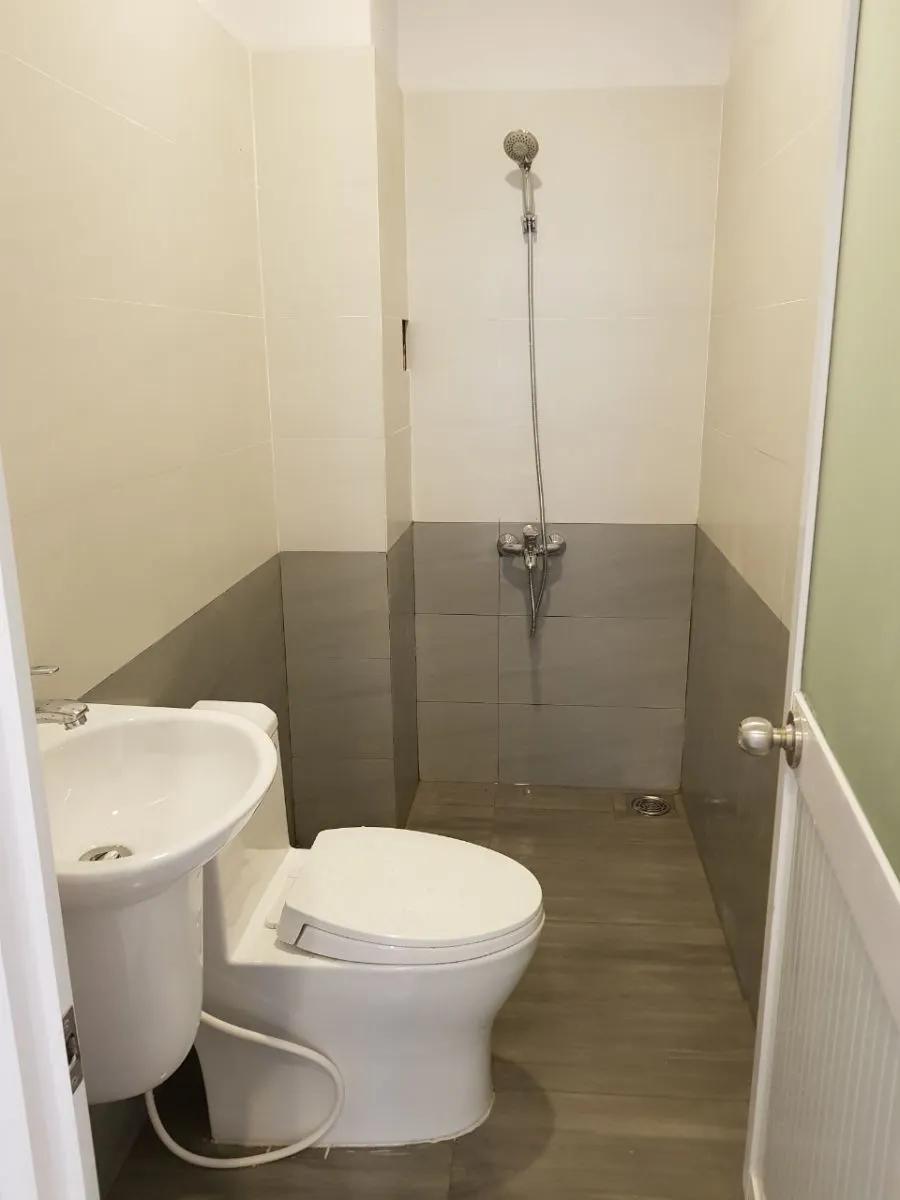 Nh&agrave; vệ sinh khang trang c&ugrave;ng thiết bị mới