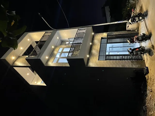 Ng&ocirc;i nh&agrave; mới bừng s&aacute;ng dưới &aacute;nh đ&egrave;n trong m&agrave;n đ&ecirc;m