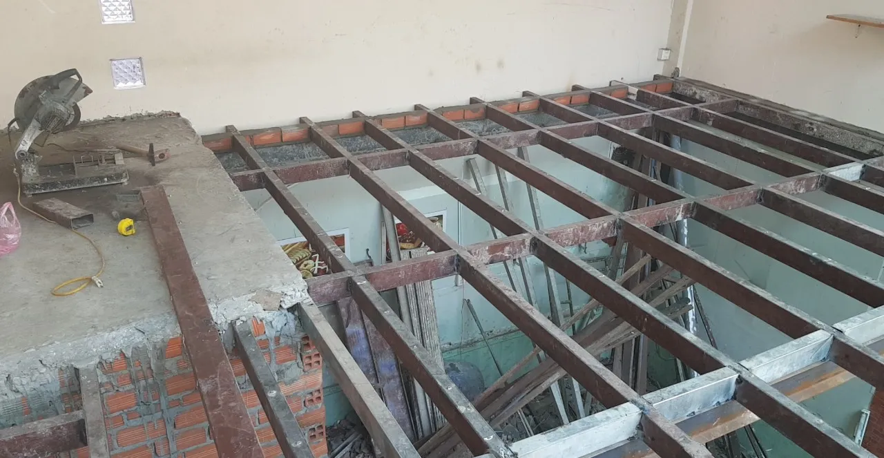 Thi c&ocirc;ng sắt s&agrave;n l&ecirc;n tầng