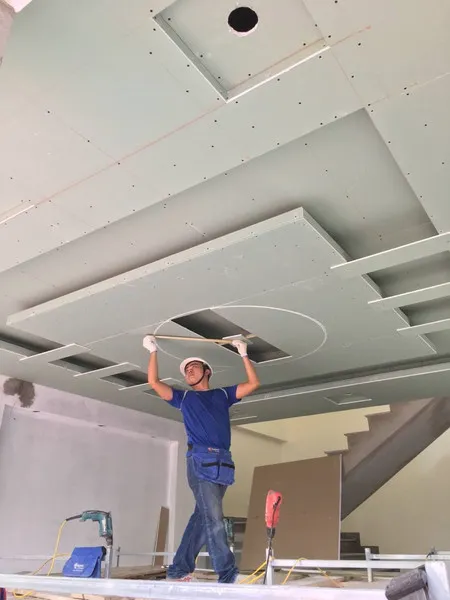 quy tr&igrave;nh thi c&ocirc;ng trần thạch cao chuẩn