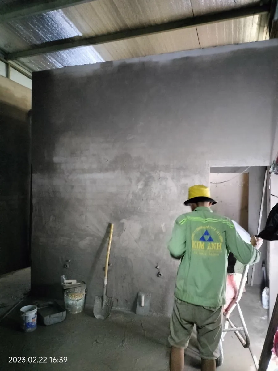 C&ocirc;ng t&aacute;c thi c&ocirc;ng t&ocirc;&nbsp;tường khu WC