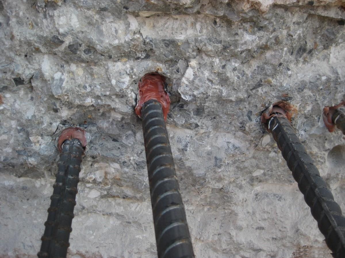 Khoan cấy thép vào móng chân vịt cũ nhà Bác Năm