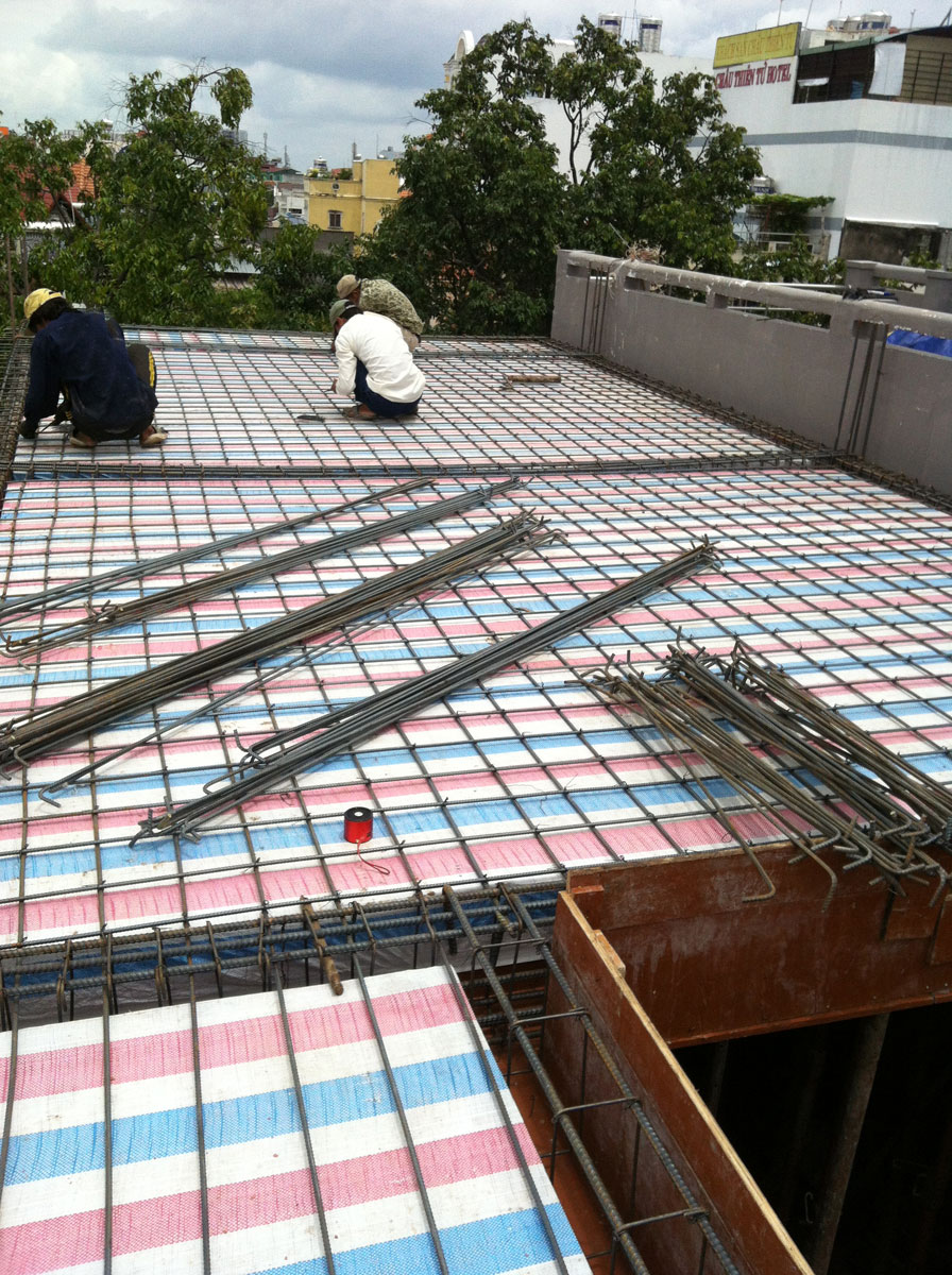 Thi công sàn bê tông cốt thép tầng mới nhà Bác Năm