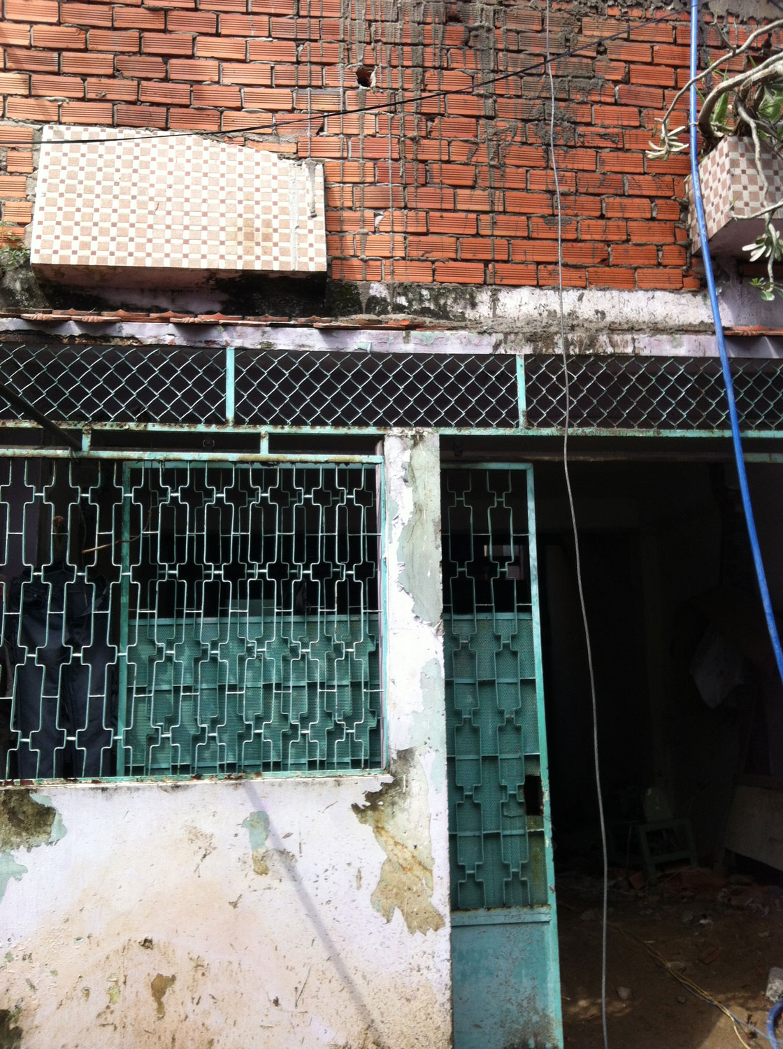 Hiện trạng nhà cấp 4 cũ của Thầy Ngọc tại Thủ Dầu Một