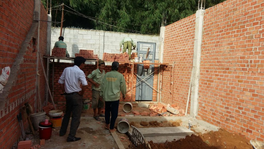 Giai đoạn thi công xây tường bao, đổ cột tầng trệt nhà phố 2 tầng Bình Dương