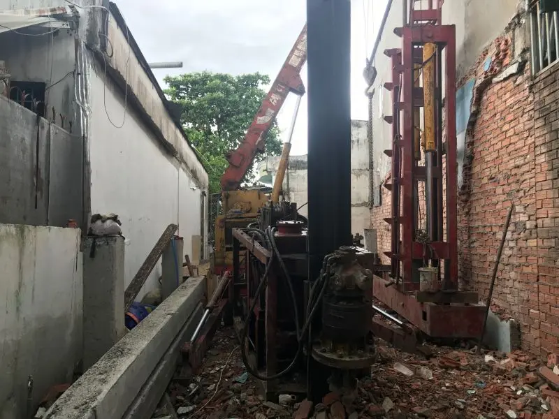 Giai đoạn thi c&ocirc;ng &eacute;p cọc b&ecirc; t&ocirc;ng nh&agrave; phố Quận 11