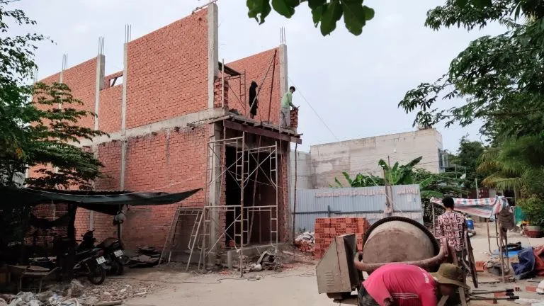 H&igrave;nh ảnh thi c&ocirc;ng x&acirc;y&nbsp;tường bao quanh lầu 1, chuẩn bị phần m&aacute;i