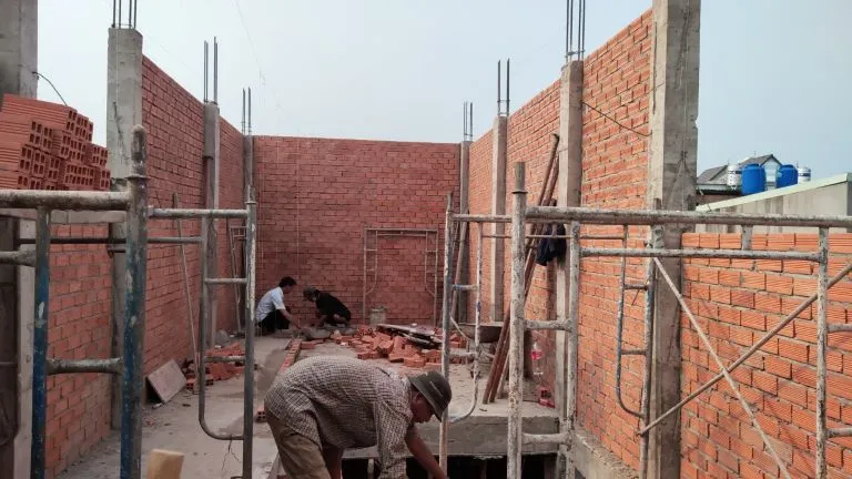 H&igrave;nh ảnh thi c&ocirc;ng x&acirc;y&nbsp;tường bao quanh lầu 1, chuẩn bị phần m&aacute;i