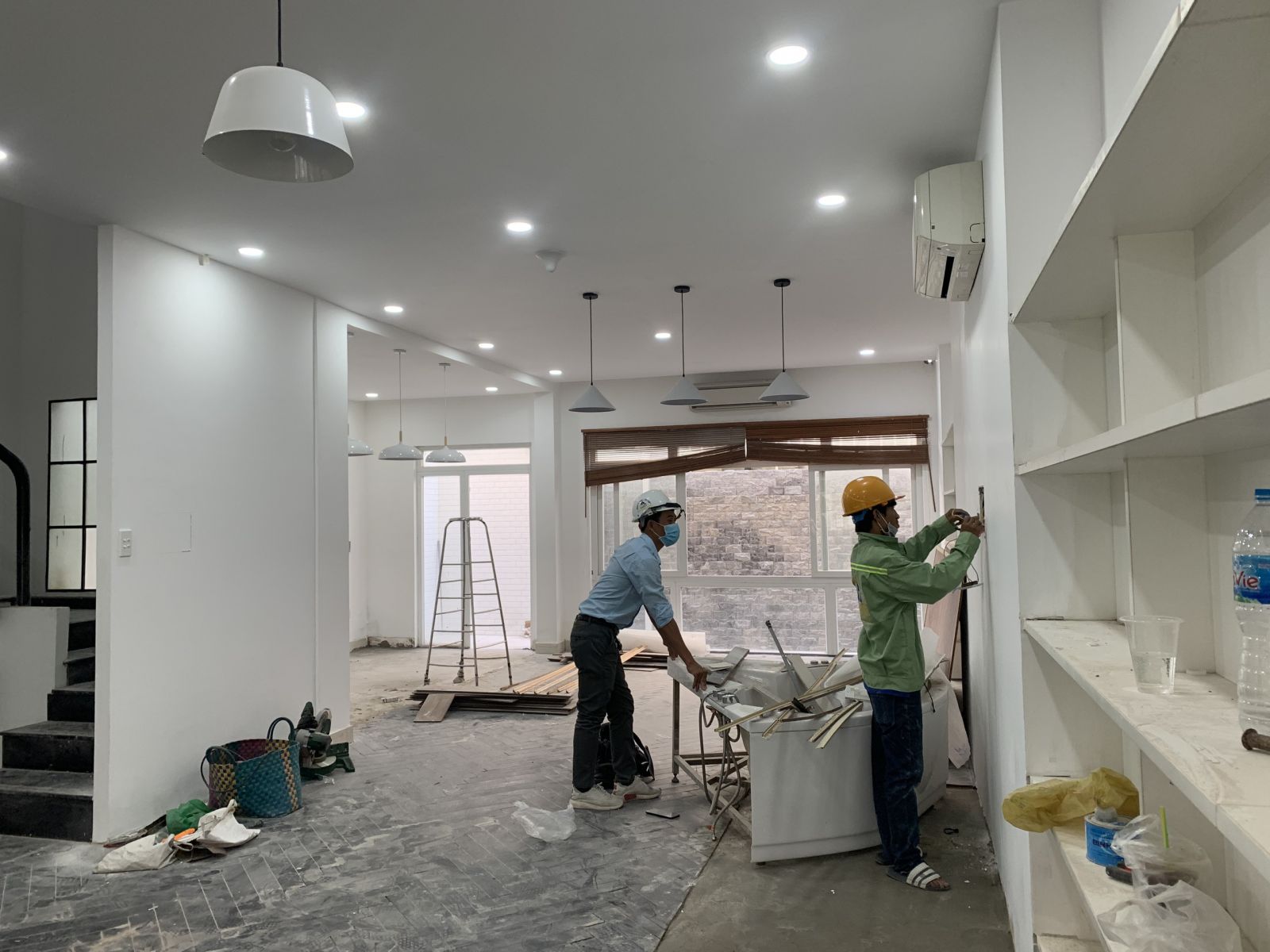 Công tác thi công phần thô cải tạo, xây tô tường ngăn khu vực bếp.