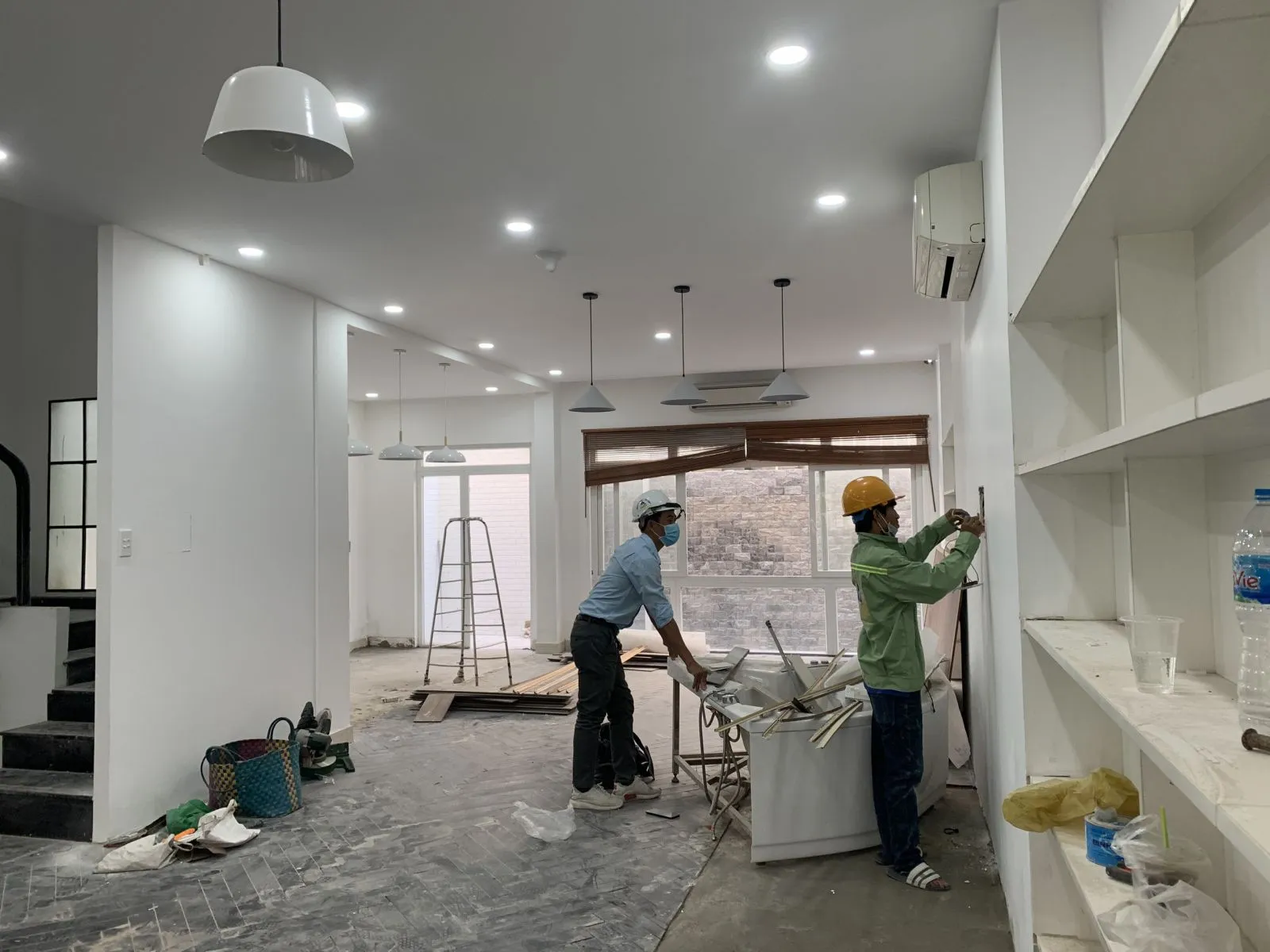 C&ocirc;ng t&aacute;c thi c&ocirc;ng phần th&ocirc; cải tạo, x&acirc;y t&ocirc; tường ngăn khu vực bếp.