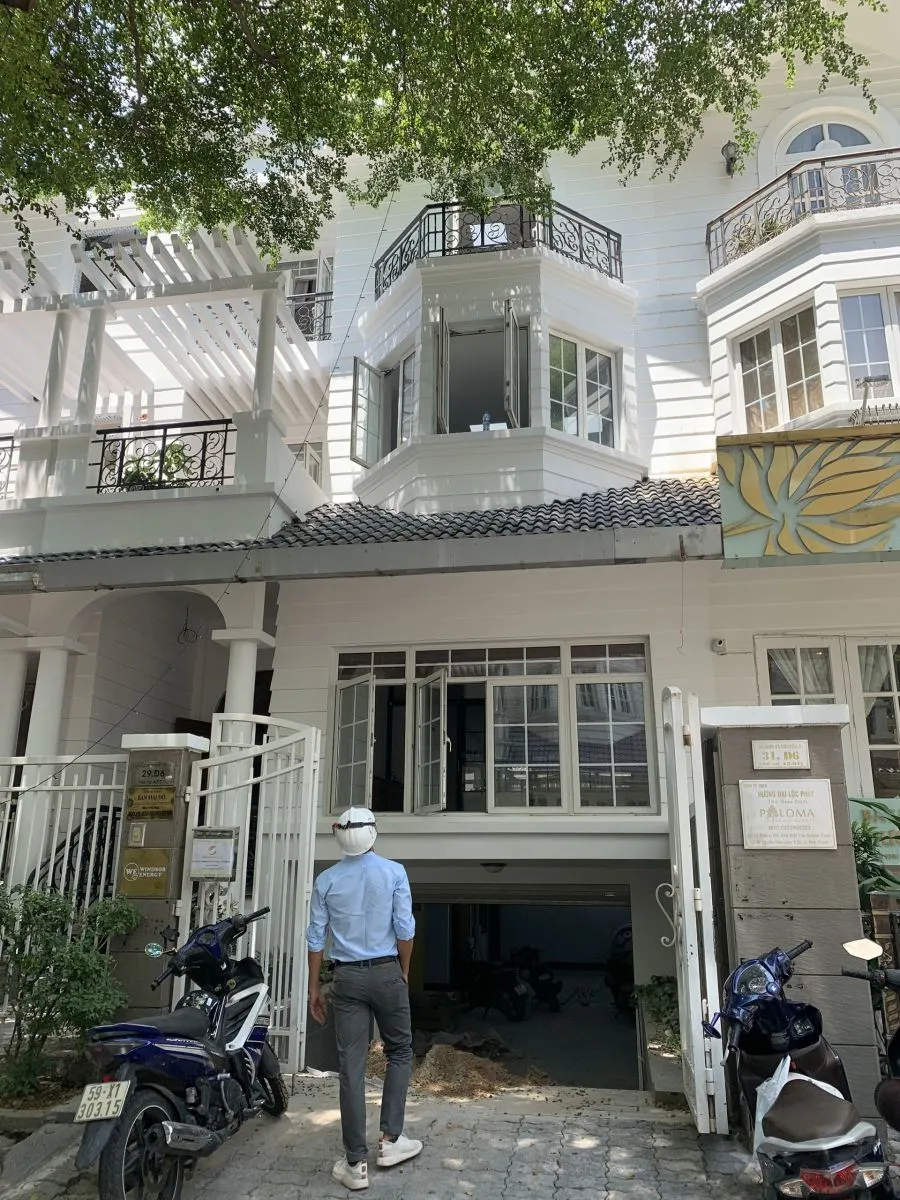 Hiện trạng ban đầu của biệt thự trước khi tiến h&agrave;nh sửa chữa.