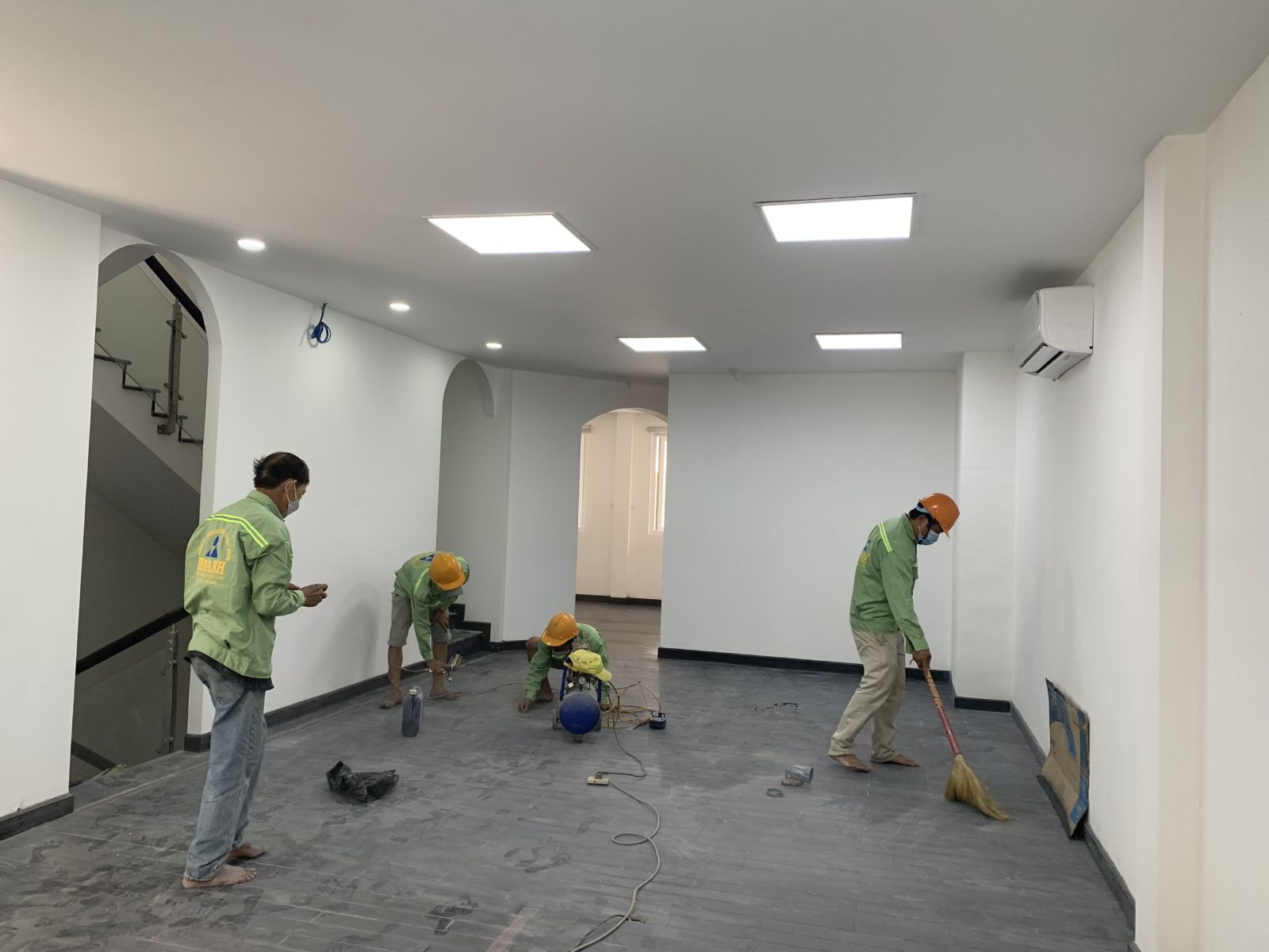 Công đoạn sơn nước hoàn thiện, tạo bề mặt thẩm mỹ cao. - Bình Thạnh