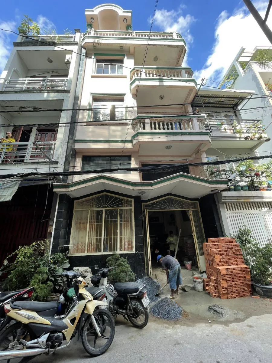 Thi c&ocirc;ng phần th&ocirc; cải tạo nh&agrave; Anh Thuần