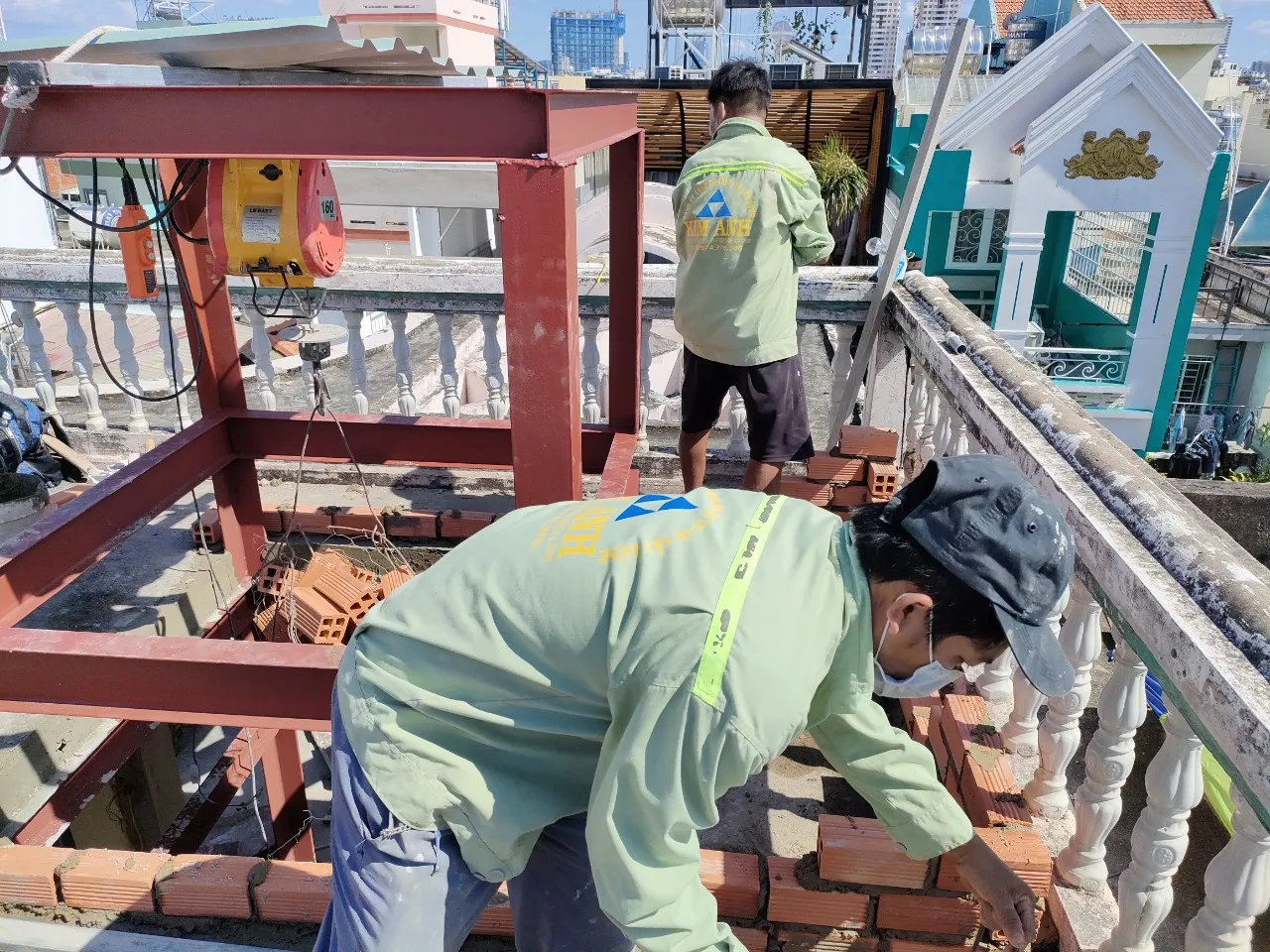 Thi c&ocirc;ng x&acirc;y t&ocirc; khu vực s&acirc;n thượng