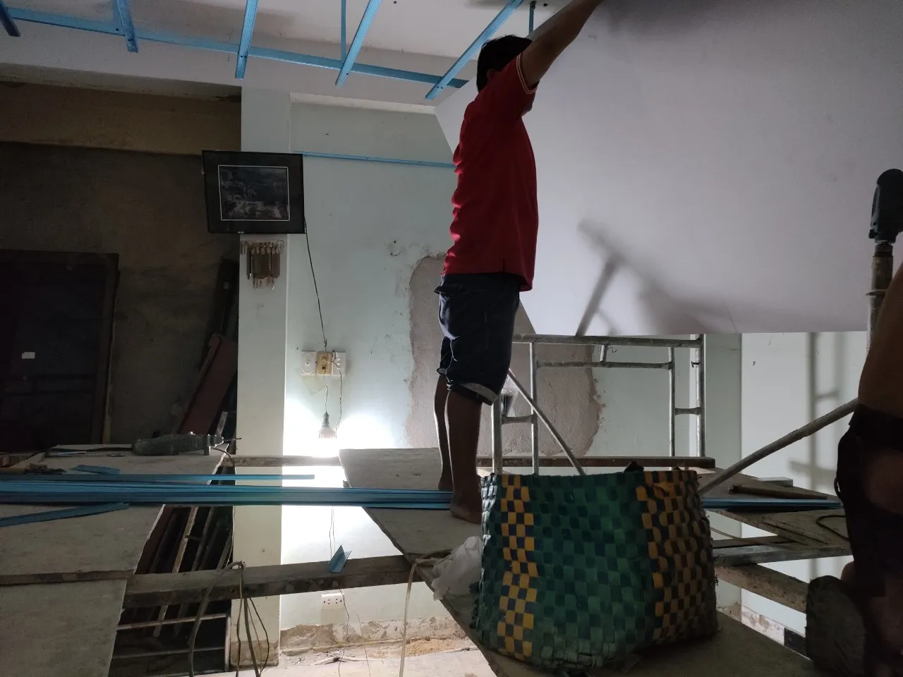 Giai đoạn sơn nước, ho&agrave;n thiện bề mặt tường, trần nh&agrave; Anh Thuần, Ph&uacute; Nhuận