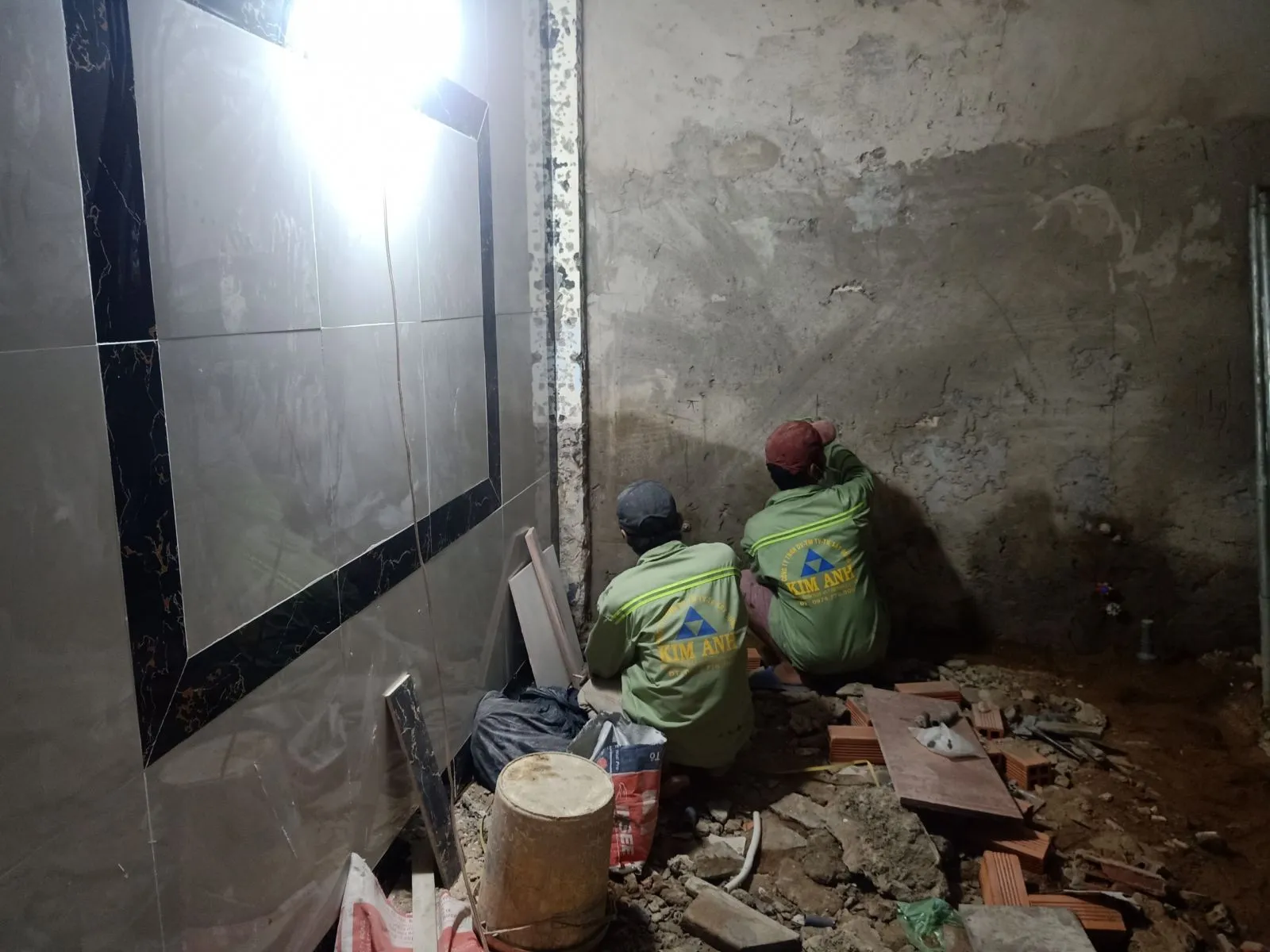 Thi c&ocirc;ng ốp l&aacute;t gạch tường nh&agrave; vệ sinh tại B&igrave;nh T&acirc;n