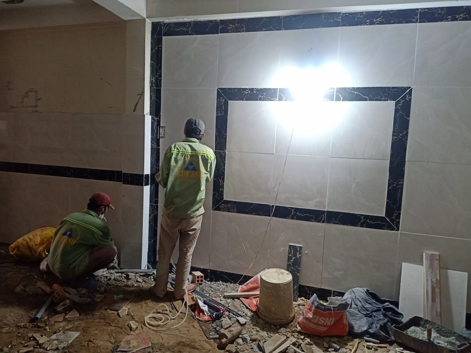 Ho&agrave;n thiện ốp l&aacute;t gạch tường khu vực bếp nh&agrave; B&agrave; Nga