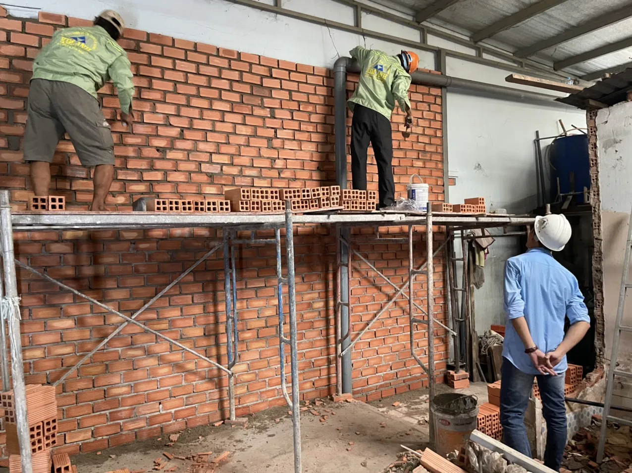 C&ocirc;ng t&aacute;c thi c&ocirc;ng x&acirc;y tường phần th&ocirc; nh&agrave; Anh Lộc, H&oacute;c M&ocirc;n