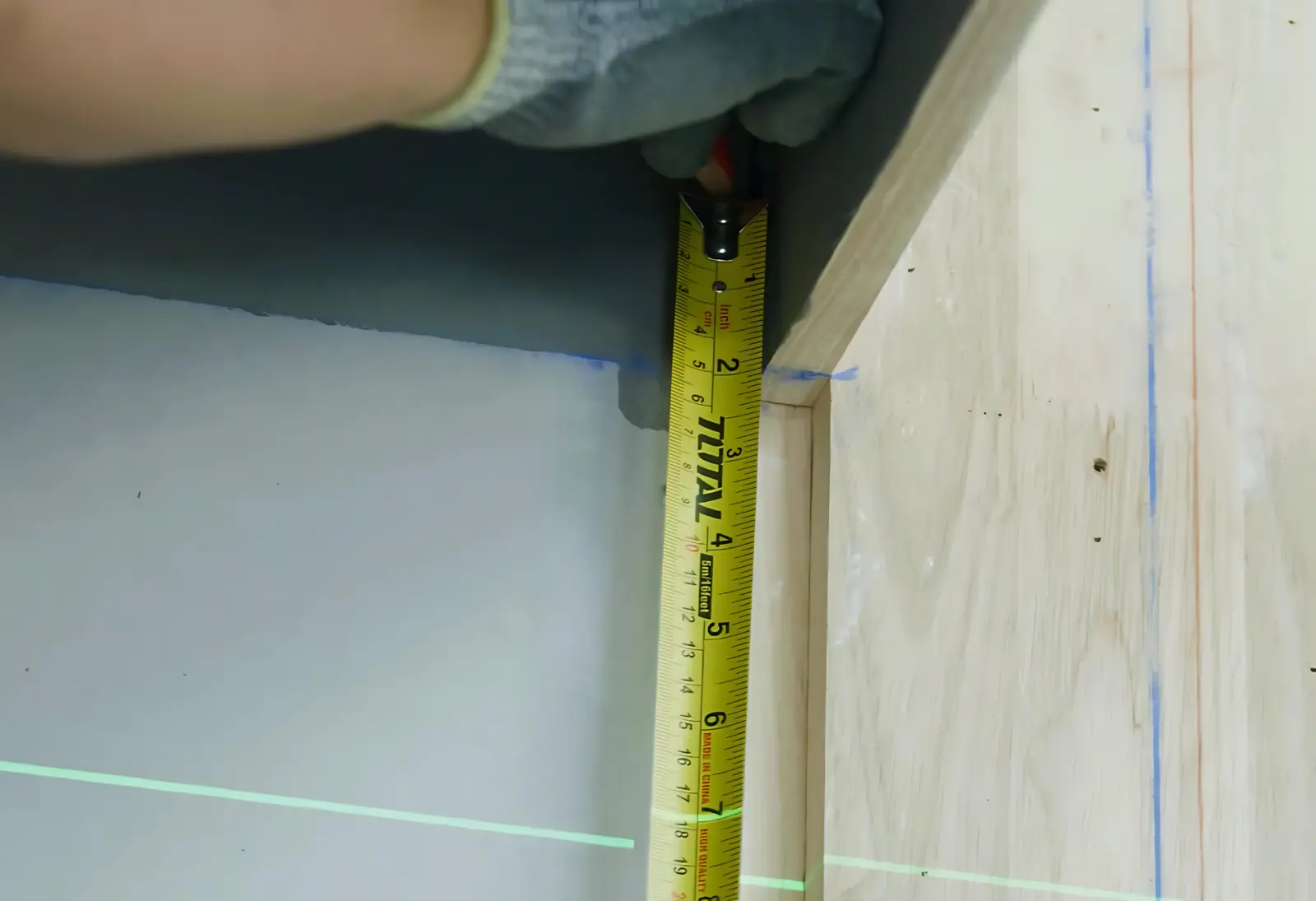 Bước 1: X&aacute;c định cao độ, lấy dấu v&agrave; cố định thanh viền tường