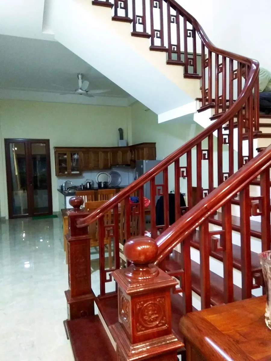 Cầu thang gỗ phong c&aacute;ch cổ điển