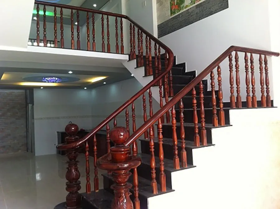 Cầu thang gỗ phong c&aacute;ch cổ điển