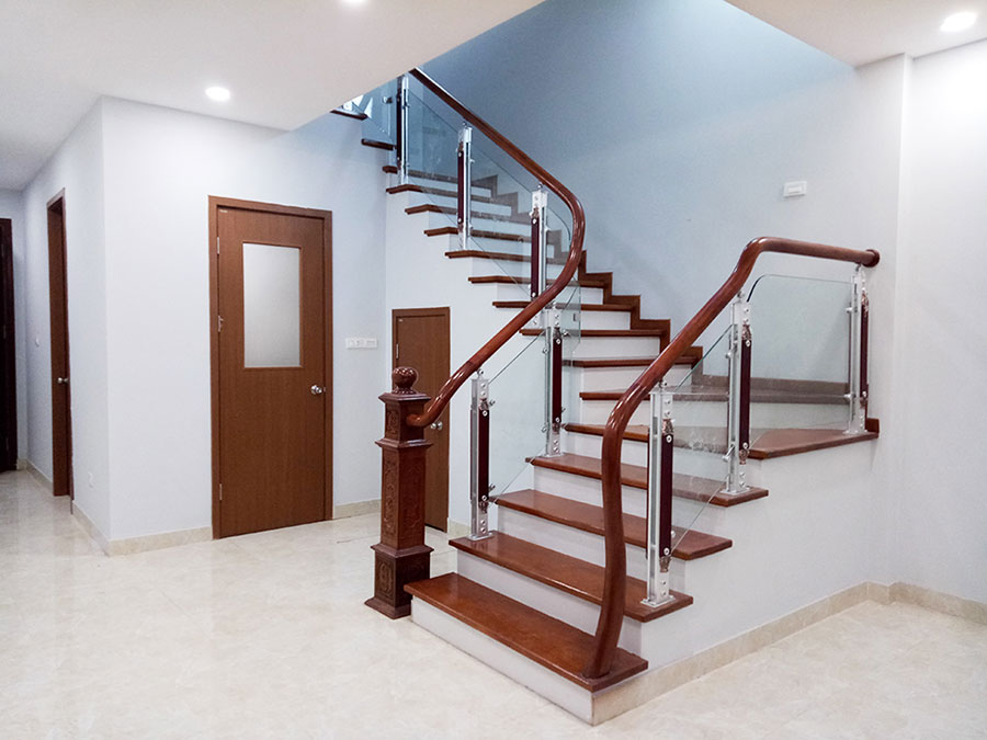 Cầu thang kính và gỗ phong cách hiện đại