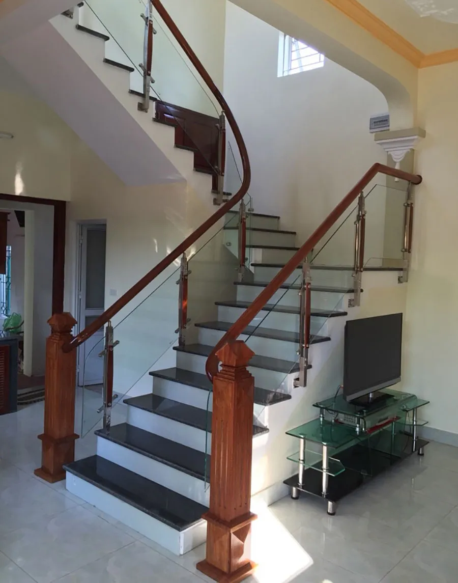 Cầu thang k&iacute;nh v&agrave; gỗ phong c&aacute;ch hiện đại