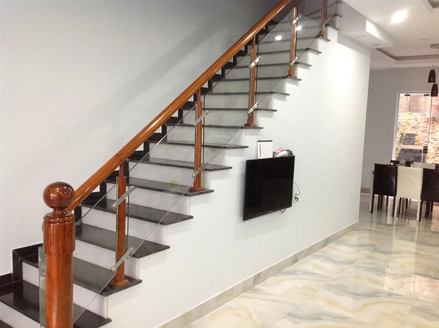 Cầu thang k&iacute;nh v&agrave; gỗ phong c&aacute;ch hiện đại