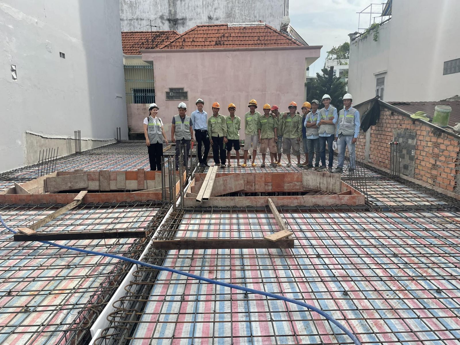 Kiểm tra khoảng cách đai và cách buộc kẽm trước khi đỗ bê tông