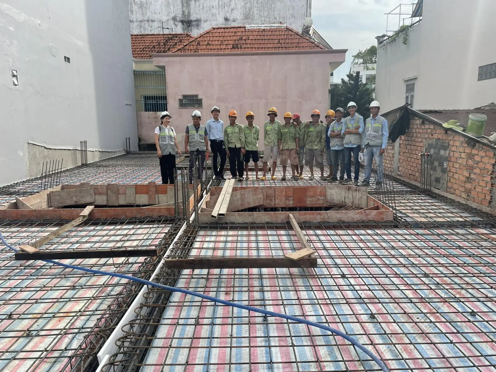 Kiểm tra khoảng c&aacute;ch đai v&agrave; c&aacute;ch buộc kẽm trước khi đỗ b&ecirc; t&ocirc;ng