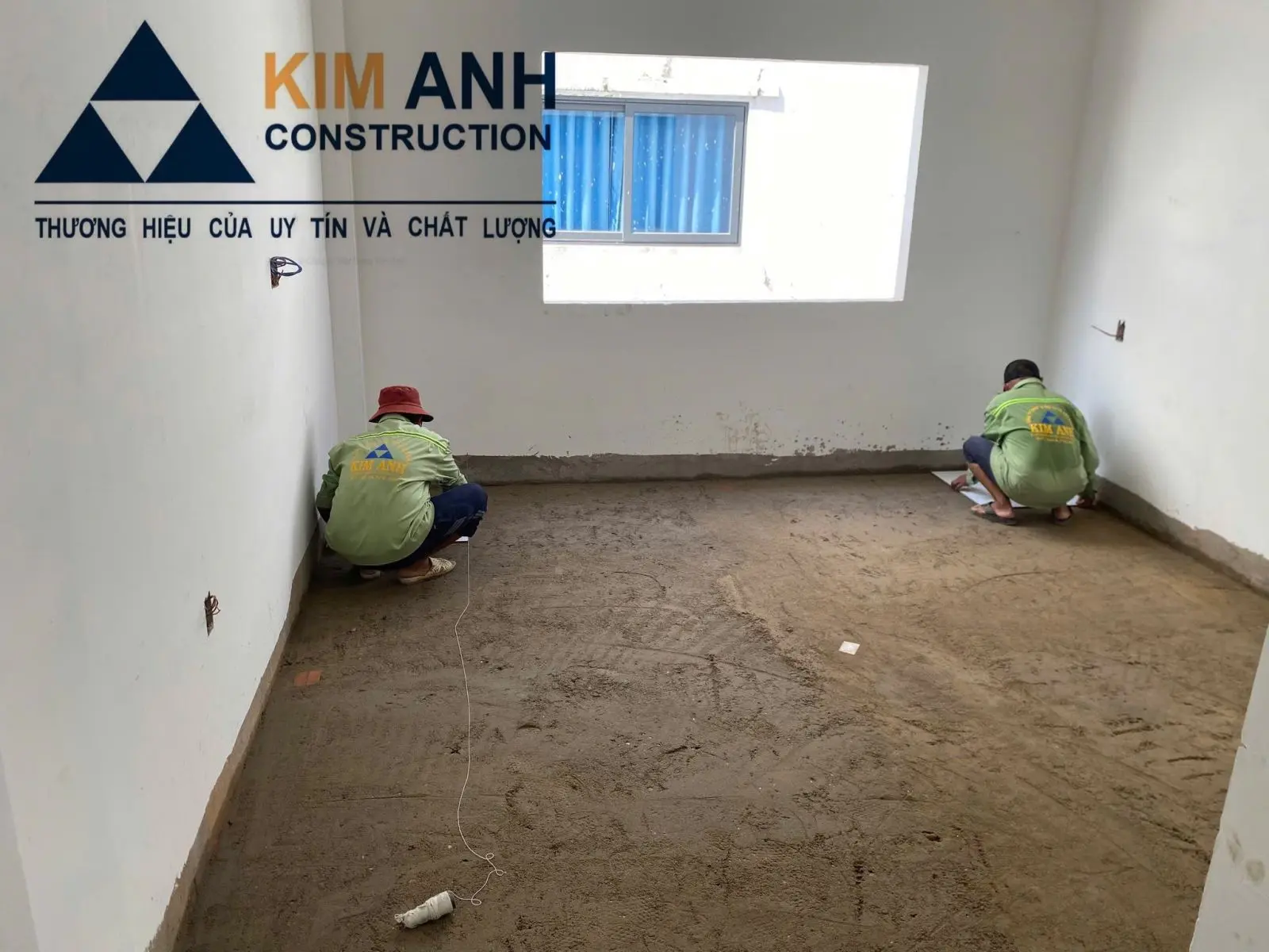 Giai đoạn thi c&ocirc;ng m&aacute;i v&agrave; t&ocirc; tr&aacute;t tường