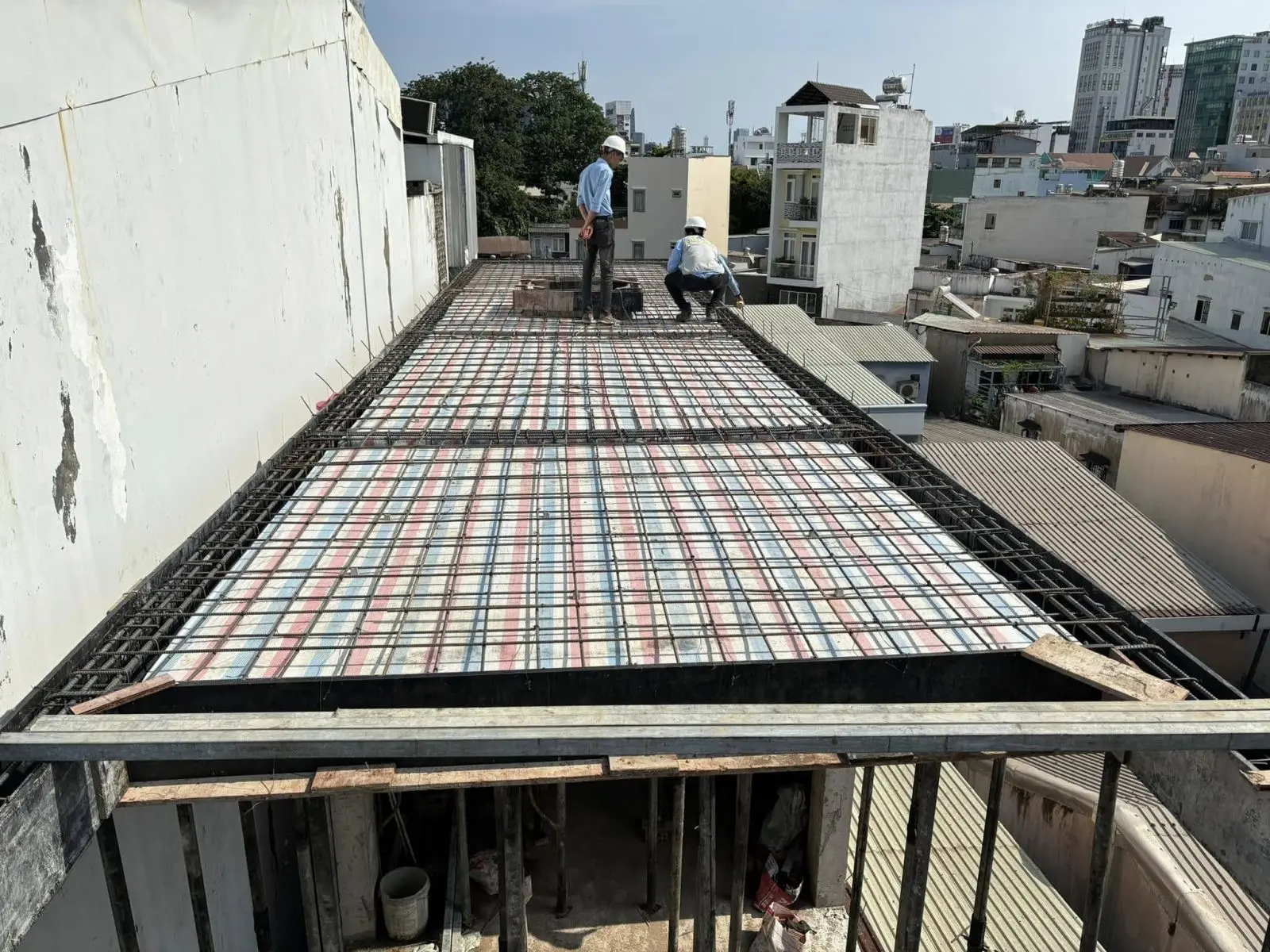 Giai đoạn thi c&ocirc;ng s&agrave;n lầu 2