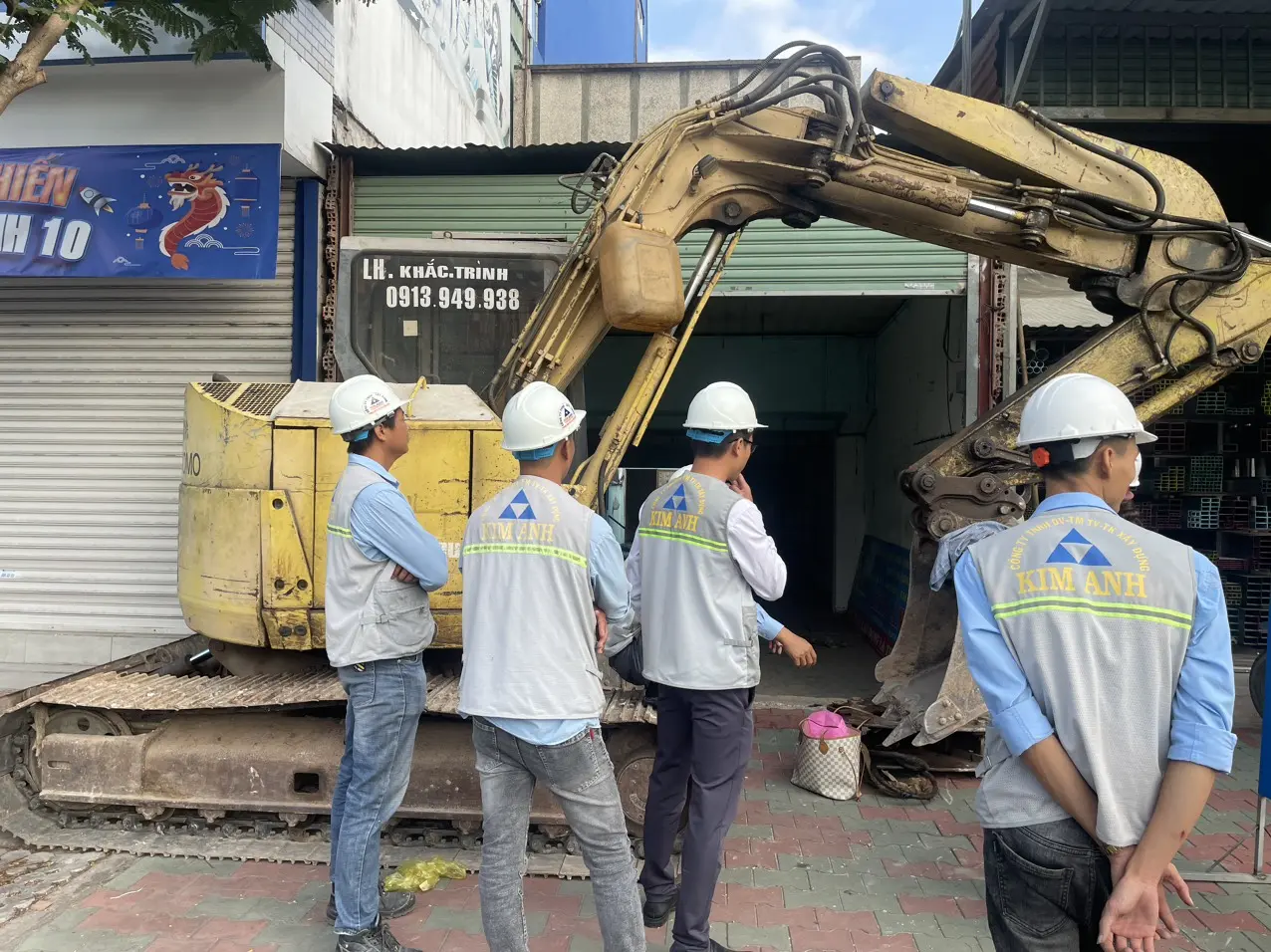 Thi c&ocirc;ng phần m&oacute;ng