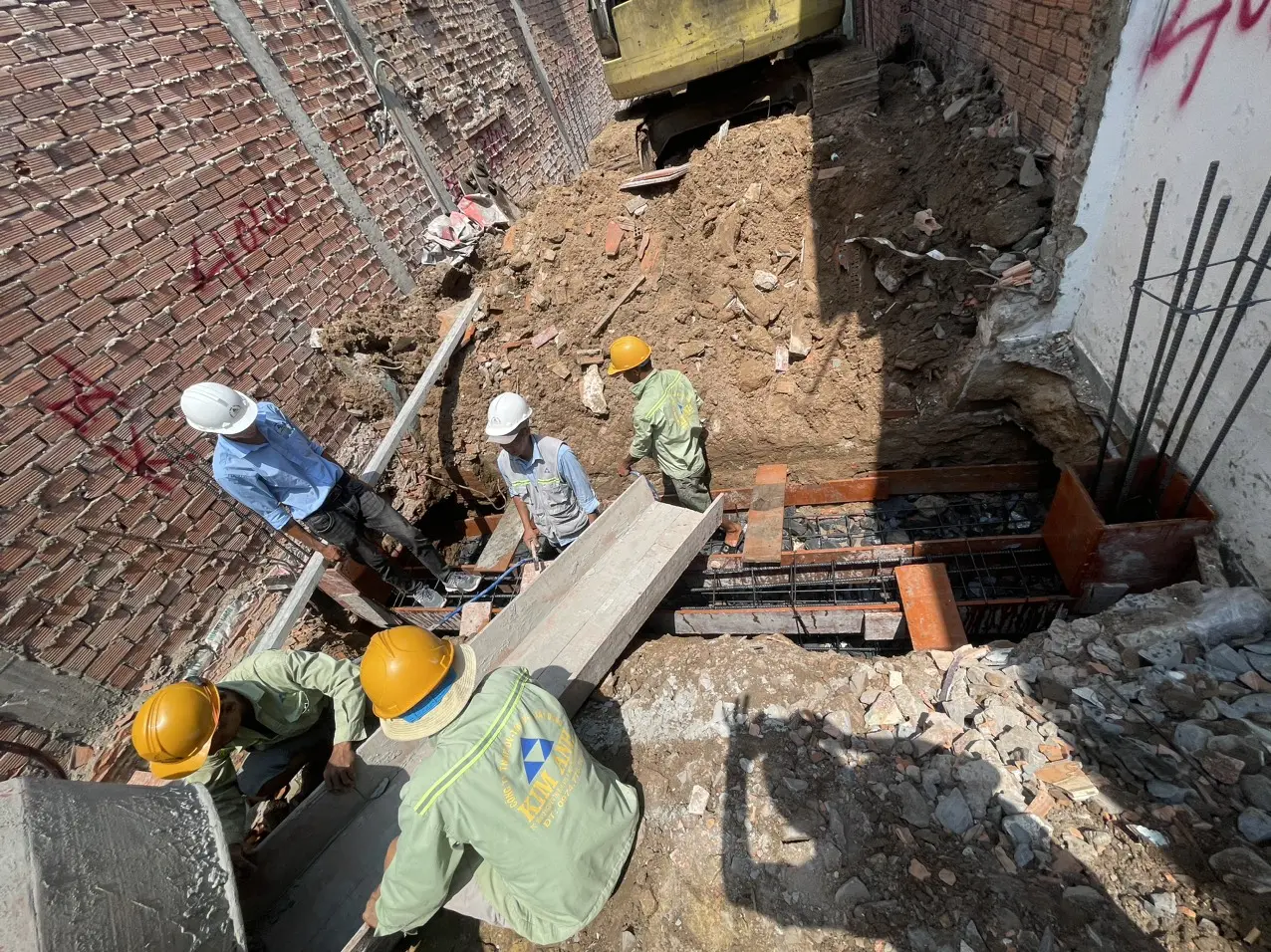 Thi c&ocirc;ng phần m&oacute;ng