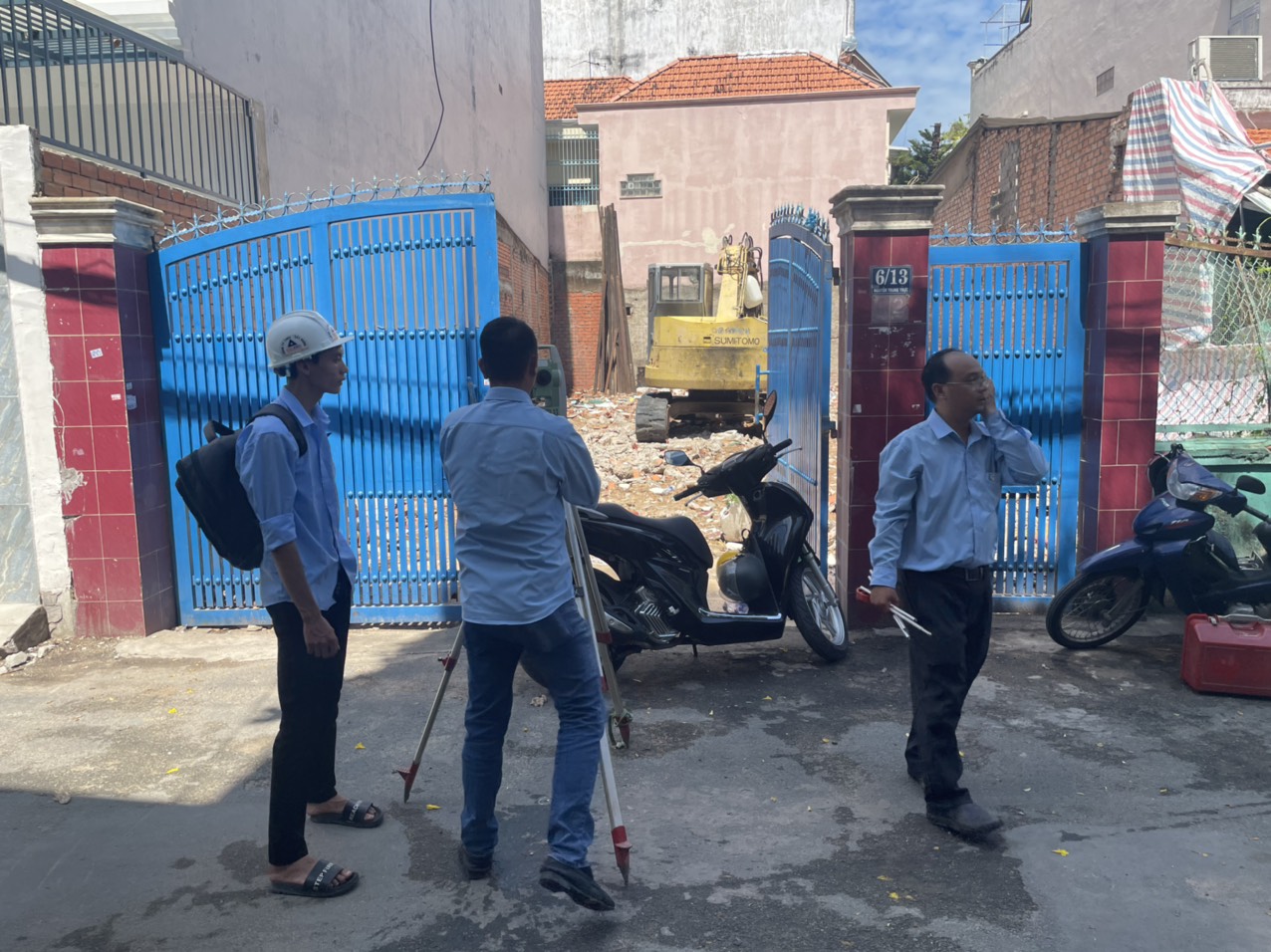 Công tác chuẩn bị mặt bằng kỹ lưỡng, ép cọc tạo nền móng kiên cố.