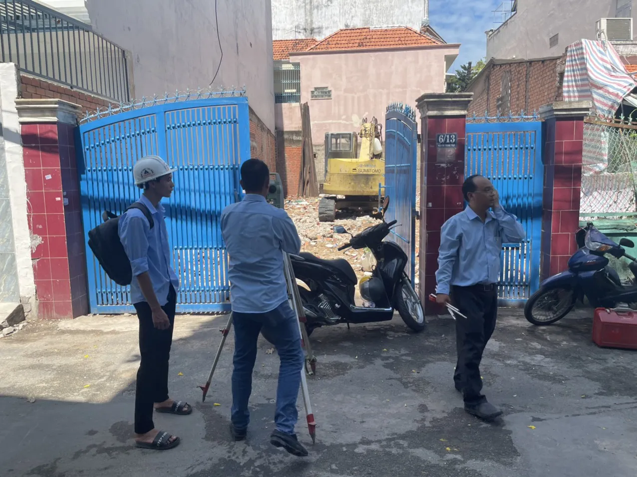 C&ocirc;ng t&aacute;c chuẩn bị mặt bằng kỹ lưỡng, &eacute;p cọc tạo nền m&oacute;ng ki&ecirc;n cố.