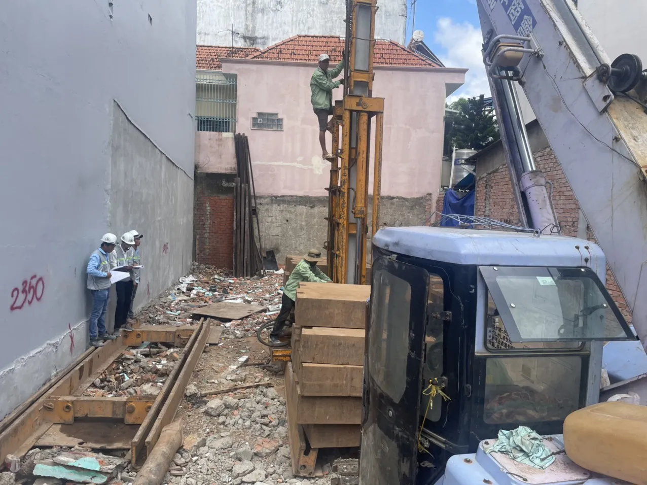 C&ocirc;ng t&aacute;c chuẩn bị mặt bằng kỹ lưỡng, &eacute;p cọc tạo nền m&oacute;ng ki&ecirc;n cố.