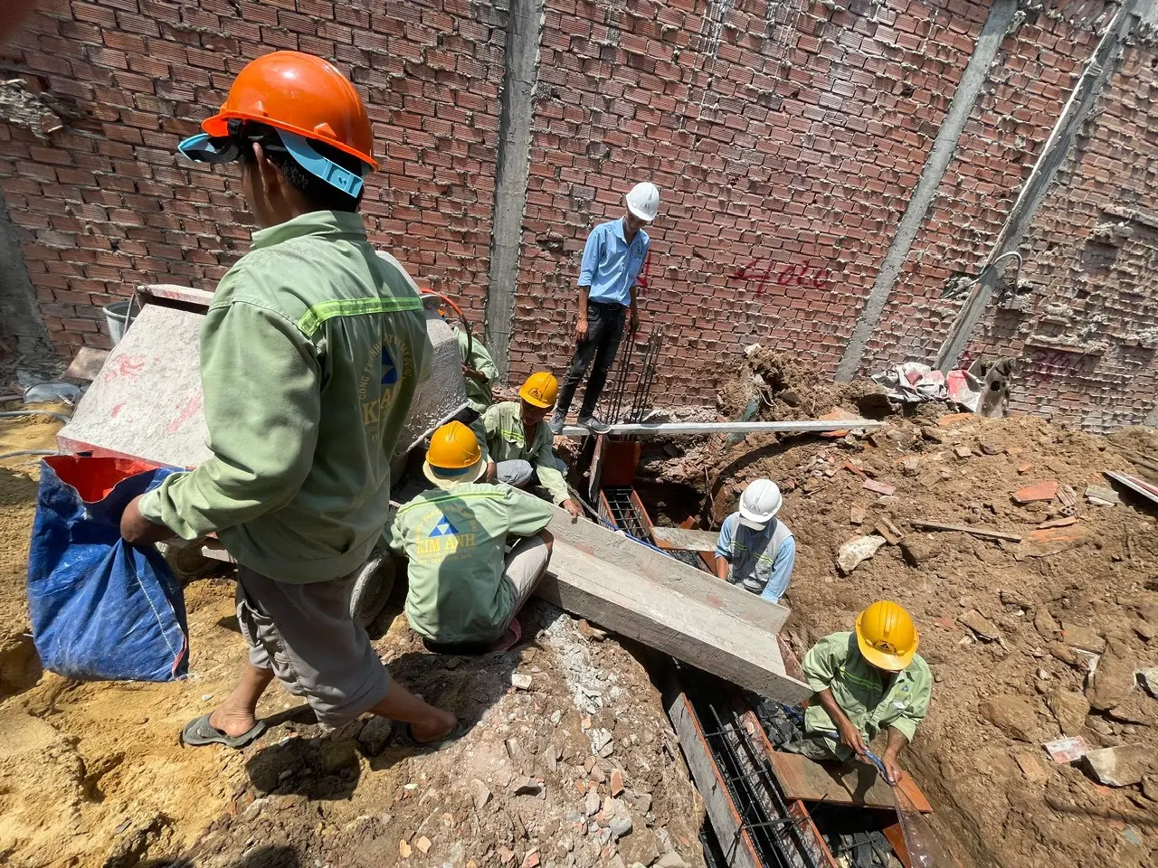 Thi c&ocirc;ng hạng mục m&oacute;ng, đ&agrave; kiềng